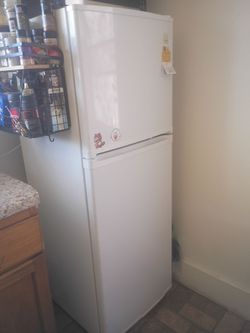 Apartment size refrigerator fridge