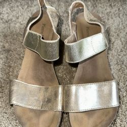Women’s Size 8 Pierre Dumas Gold Wedge Heels