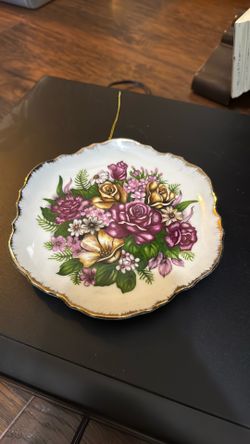 Hand-painted Korean plate with gold scalloped edges