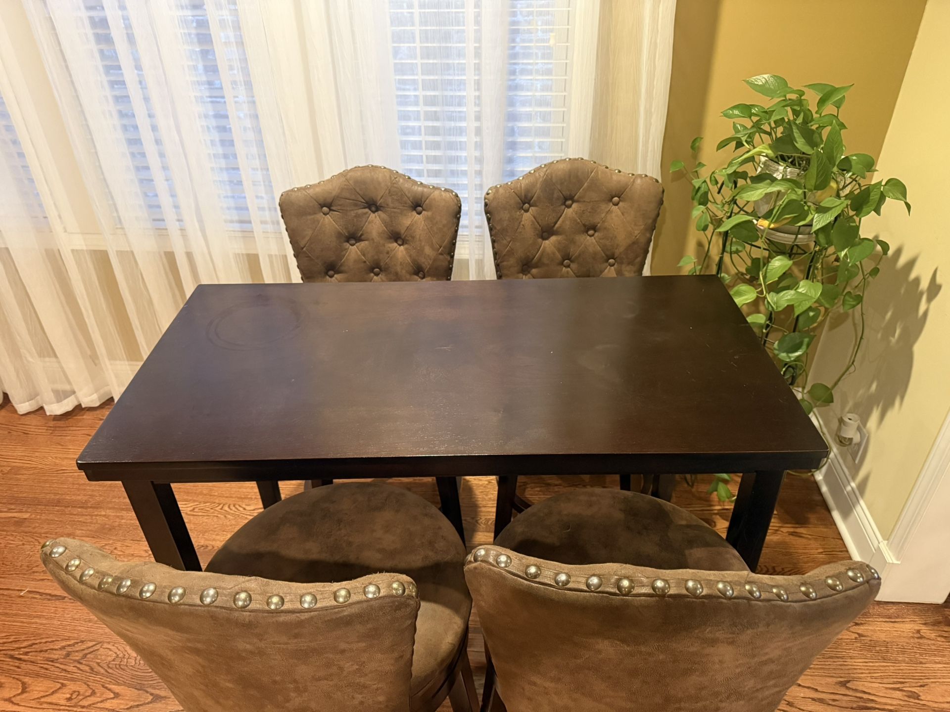 Dinning Room Table With Stools