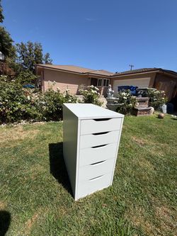 MAKE UP DRESSER $60 FREE DELIVERY AVAILABLE PICK UP IS NEAR ASHLAND AND WILLOW