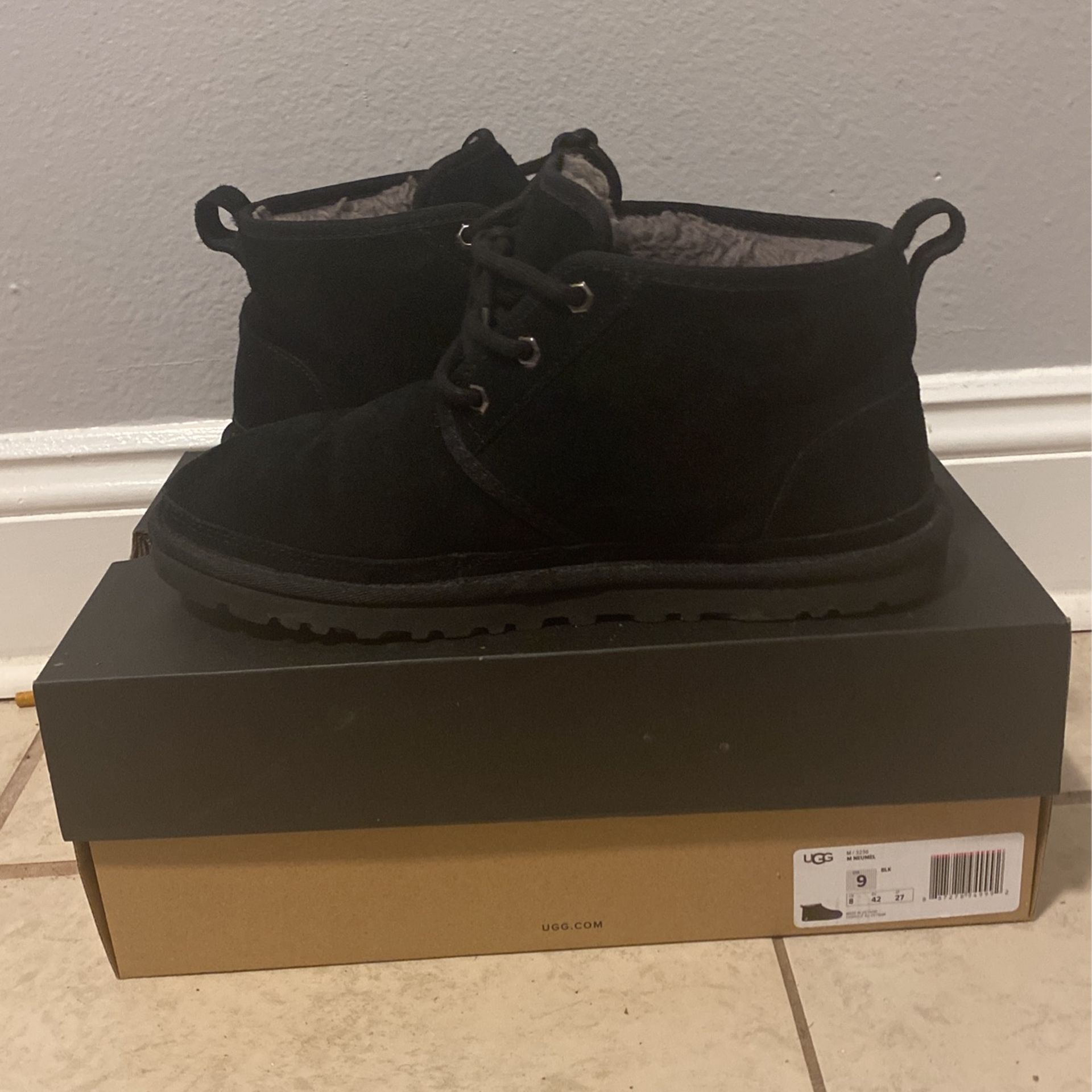 UGG Neumal Boots black, size 9.