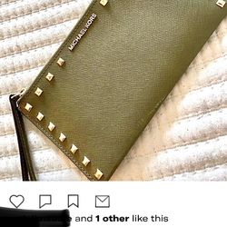 MiCHAEL KORS Wristlet