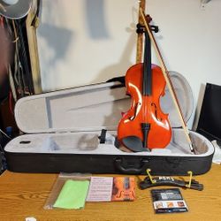 No sign of wear. 

This is an Astonvilla Antonius Stratavarius 4/4 Violin Kit perfect for beginners and experts alike. It has a beautiful brown color,