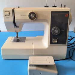 Kenmore 12 Stitch Sewing Machine with Pedal 
