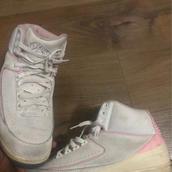 Size 10.5 men jordan 2s