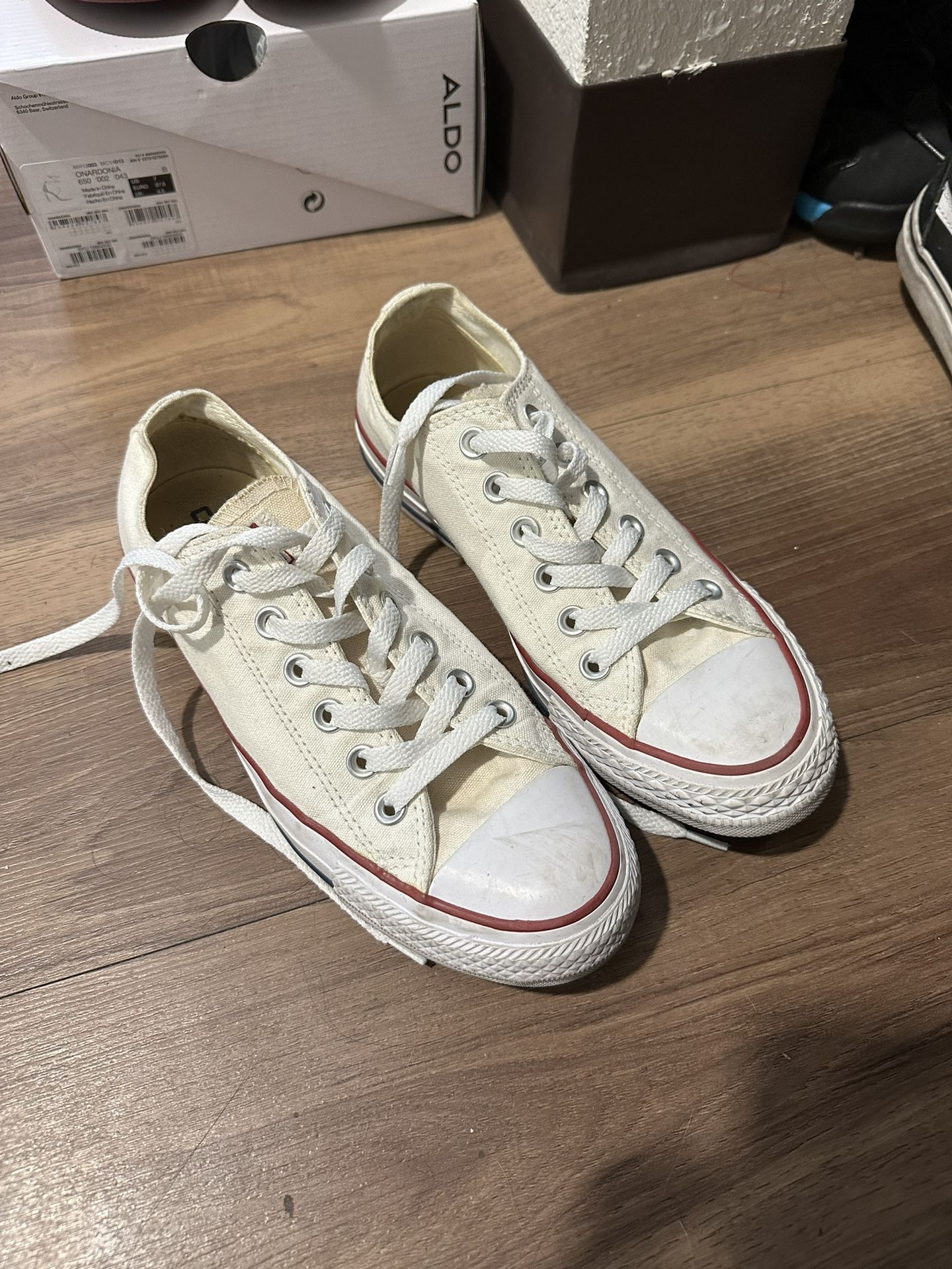 white converse 