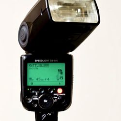 Nikon SB-900 Speedlight Flash – Excellent Condition w/ Case