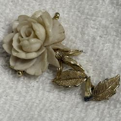Vintage LISNER Gold Tone Carved Brooch Lapel Pin