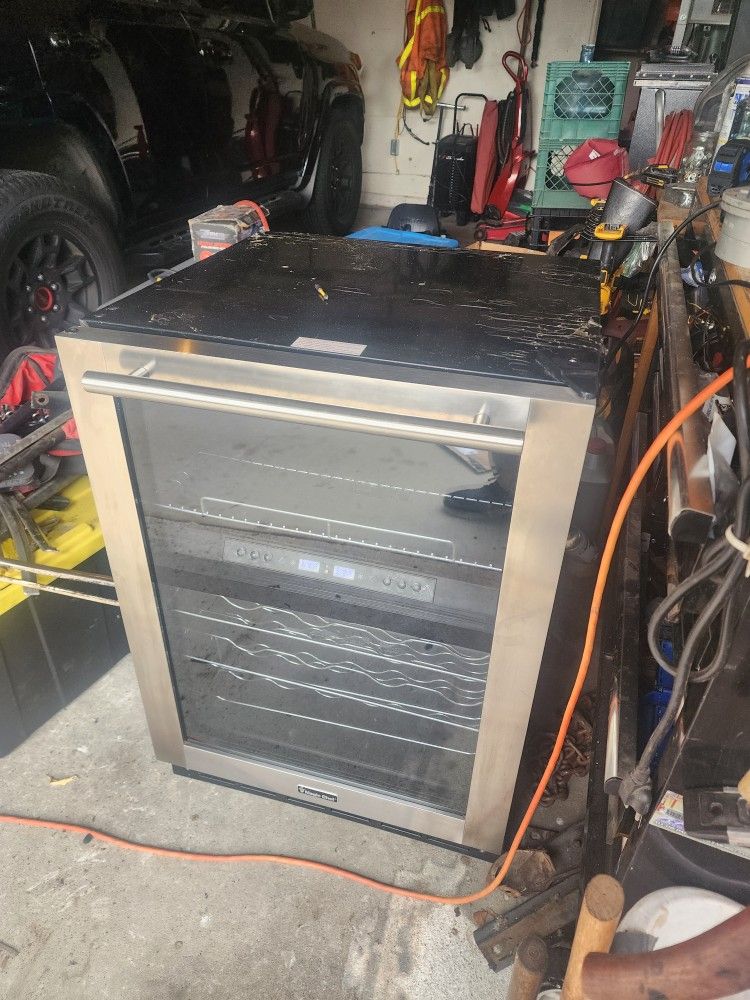 Magic Chef Wine Cooler Small Refrigerator 