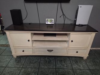 Large TV Stand with Sliding Doors and Drawers...TV Stand grande con puertas corredizas y cajoneras.
