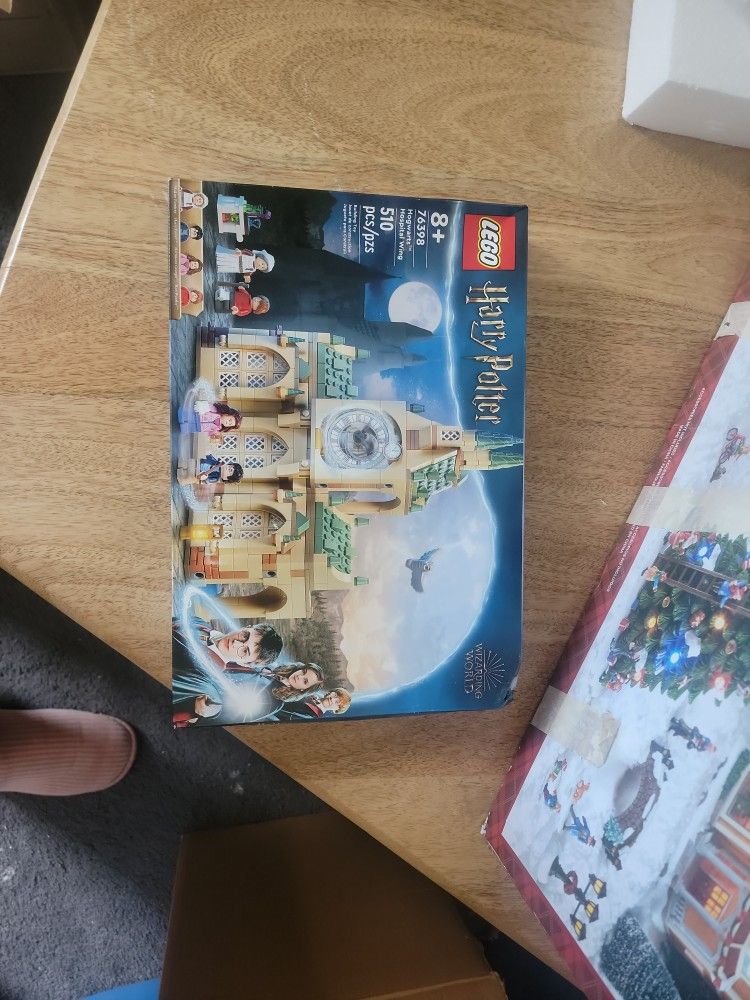 Lego Harry Potter 8 + 76398 hogwarts hospital wing brand new in box