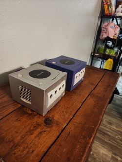 2 GameCubes (no wires) and 1 game