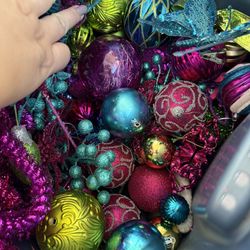  XMAS TREE ORNAMENTS 