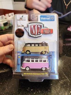 M2 Machines 1960 VW Microbus Deluxe Chase