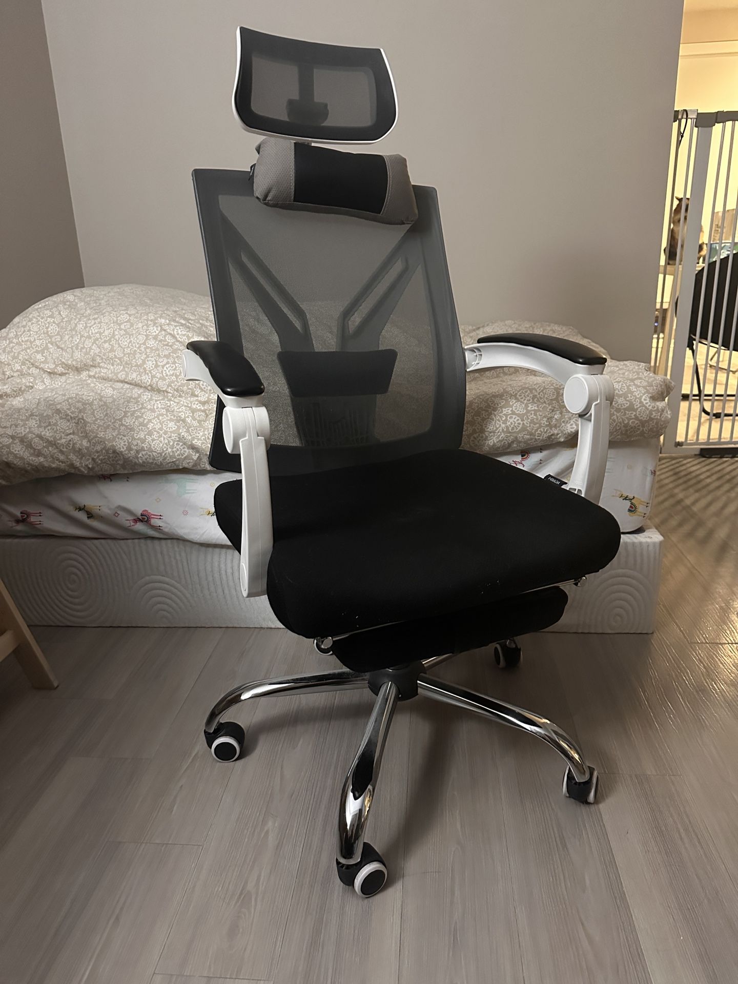 Office Chair (price negotiable, pick up on Thurs Oct 9 or Fri Oct 10)