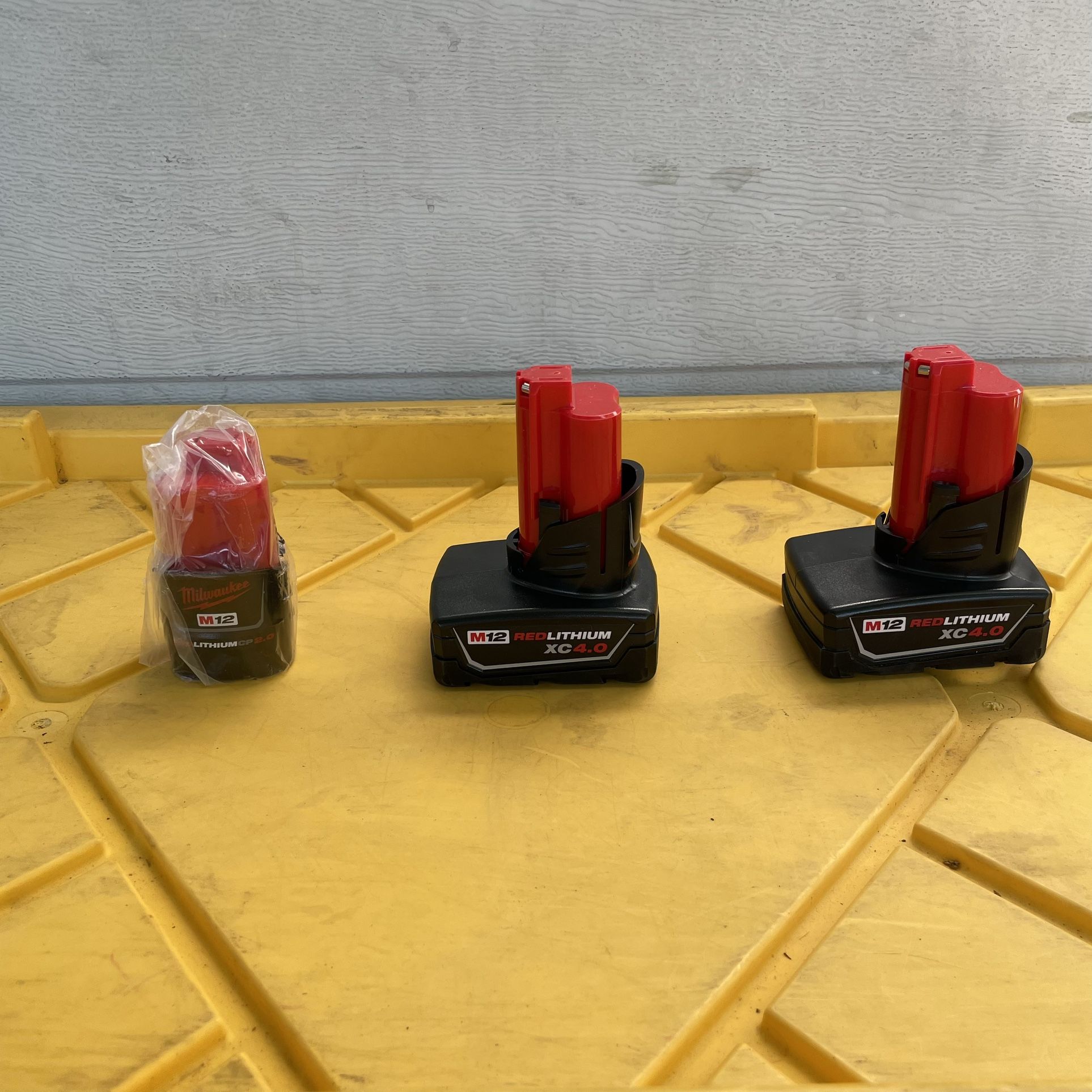 (2) 4.0 M12 Batteries (1) 2.0 M12 Batteries