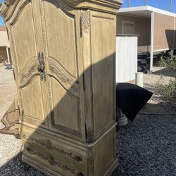 precioso mueble de madera sólida está hermoso no lo tengo en el centro $180 