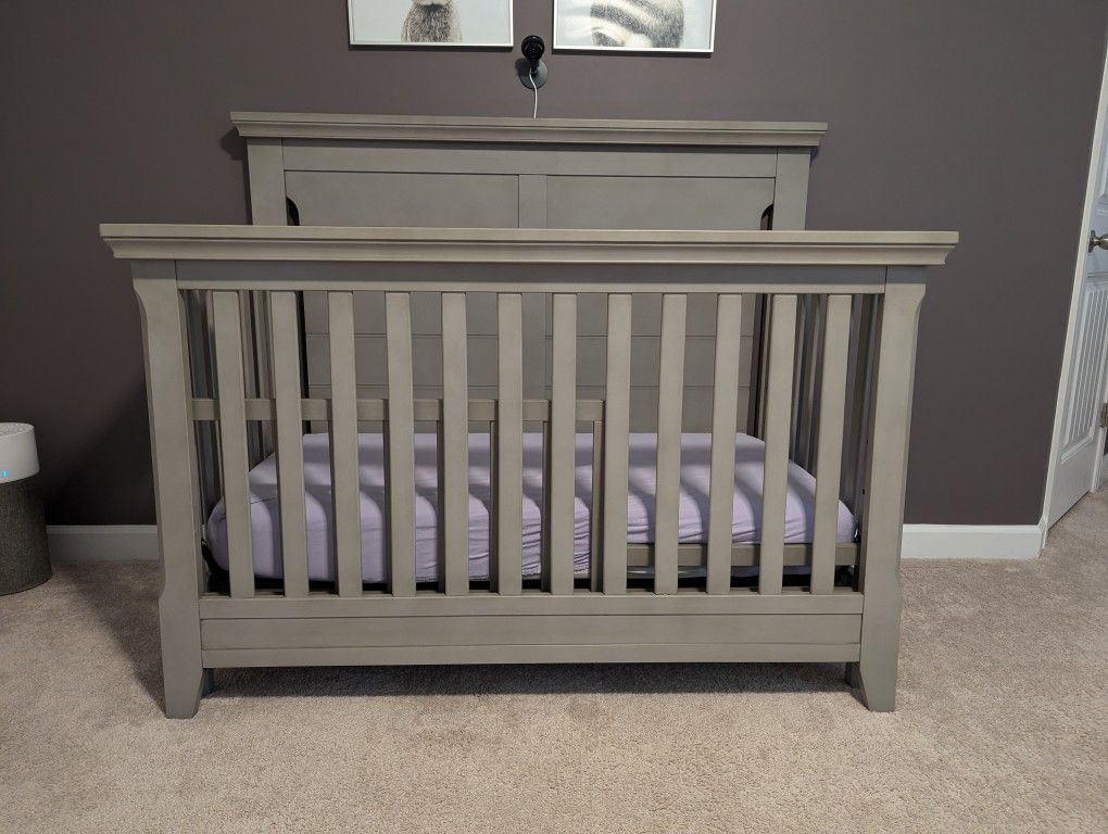 Crib & Dresser Set w/Changing Topper