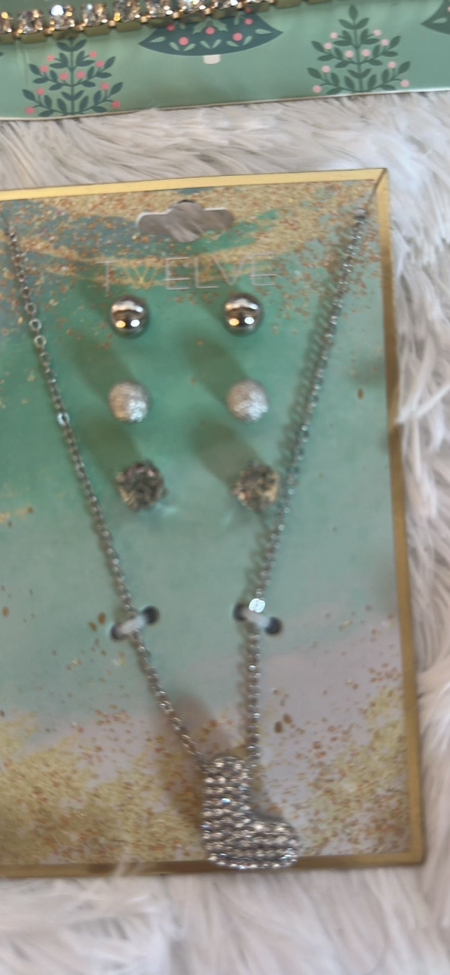 Earrings/ necklaces/ rings/ joyería de fantasía/ accesorios