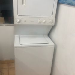 WASHER AND ELECTRIC DRYER TOWER 220V