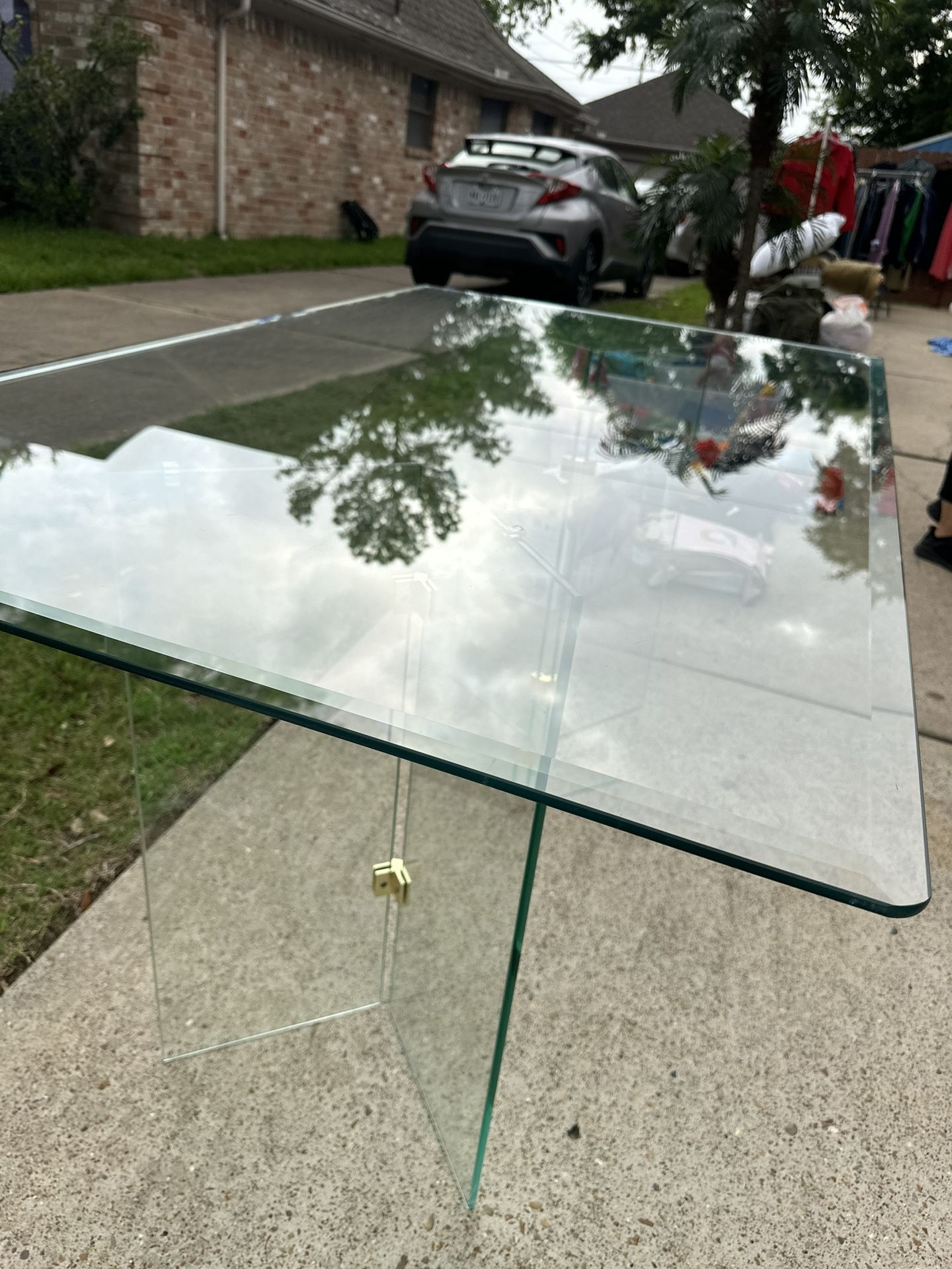 GLASS DINNER TABLE 