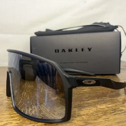 OAKLEYS SUTRO SUNGLASSES SILVER LENS 