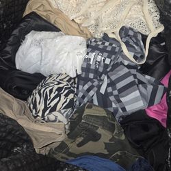 HUGE BAG OF WOMENS CLOTHING NICE STUFF NAME BRANDS SIZE LARGE/ XL