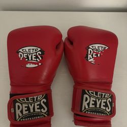 Red Cleo Reyes gloves 16oz