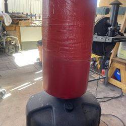 Ki Knocking Stand  Goes Up N Down Holds Water Or Sand 