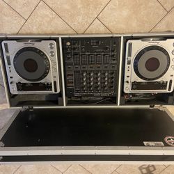 2 Turntables, 1 Mixer,  &  case