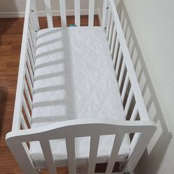 Baby mini crib with mattress