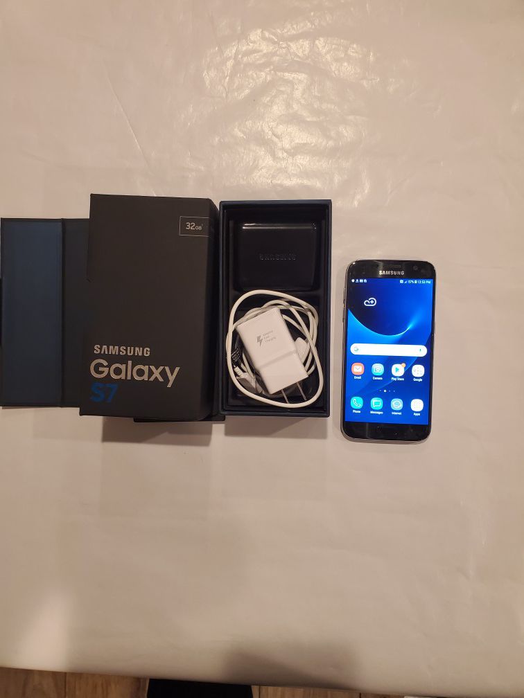 Samsung Galaxy S7 Unlocked 32G + Phone Case +Accessories
