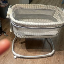 Play Pen /bassinet 
