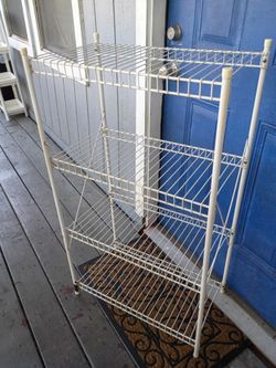 Wire shelving unit