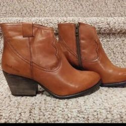 Coolway Boots, NEW Womens Size 7
LEATHER with Zipper and Arch Support