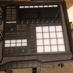 MASCHINE MK3 PROFESSIONAL BEAT MAKING MACHINE W/CASE 