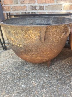 Huge and very very heavy Cast Iron Cauldron Pot with Feet