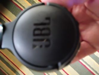 Mint Condition JBL wireless Bluetooth headphones it comes with charger Only $35!!!