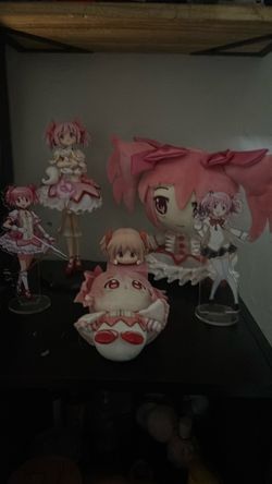 Anime figure bundle