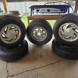 235/70R15 (5) Wheels And Tires 