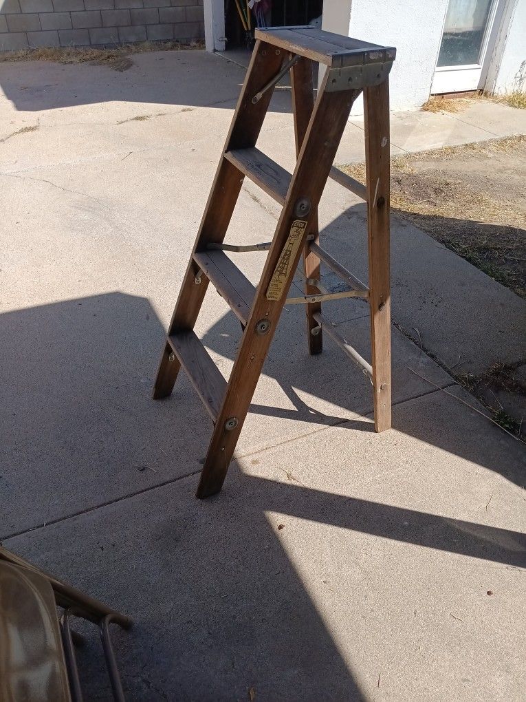 4ft Wood Ladder