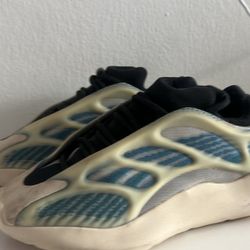 Yeezy 700 V3 Size 4 