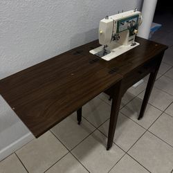 Vintage Dressmaker Sewing Machine *Tested*