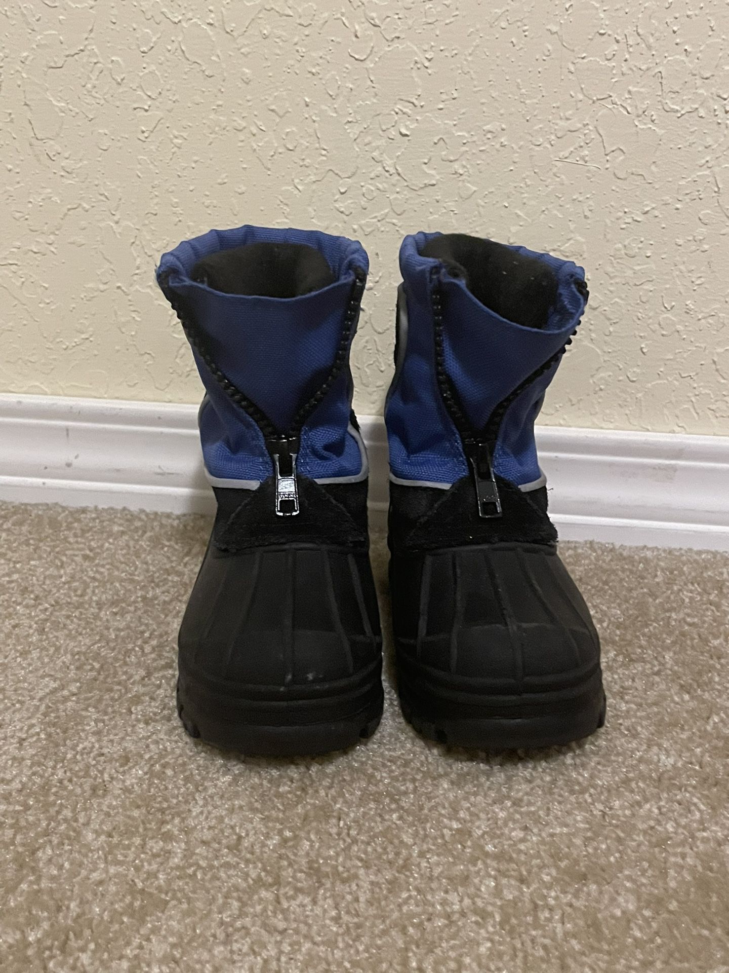 Snow boots Size 6 Toddler