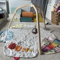 Lovevery Play Gym – Excellent Condition (Montessori Baby Mat)