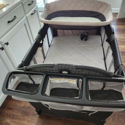Graco Pack 'N' Play Playyard Snuggle Suite Lx
