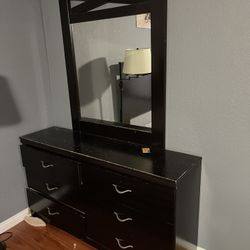 Dresser With Mirror Set