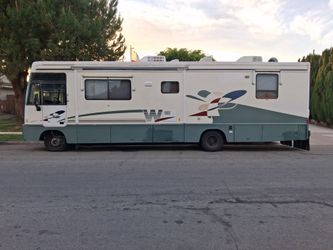 1997 Winnebago Adventurer 33'
