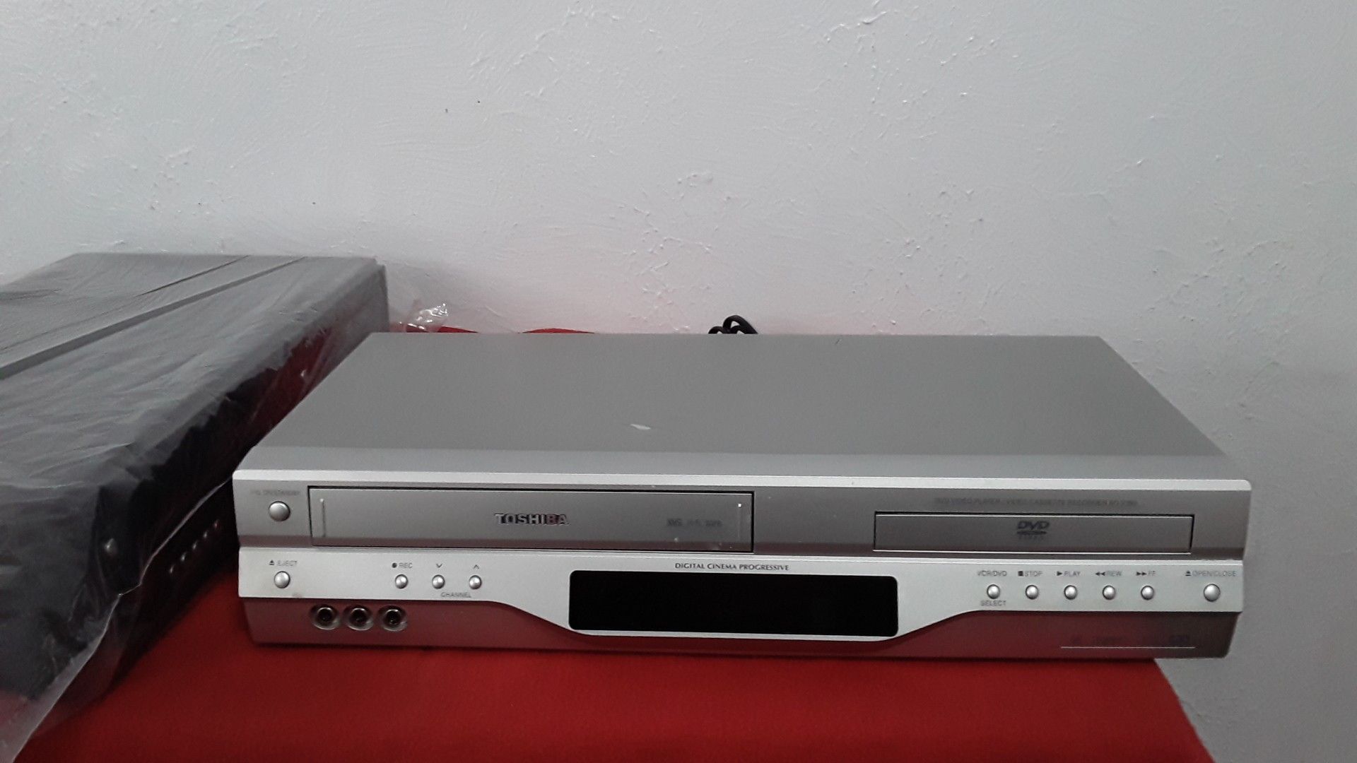 TOSHIBA VHS y DVD trabaja bien $15